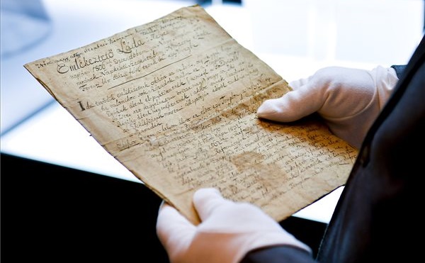 Több mint 200 éves, helytörténeti értékű dokumentumot adtak át a debreceni Déri Múzeumban