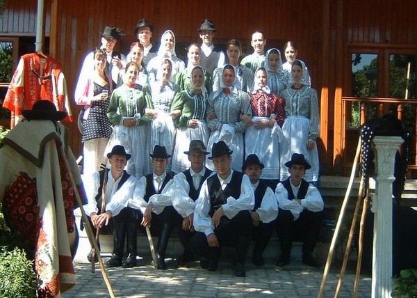A Debreceni Népi Együttes társulata A Debreceni Népi Együttes