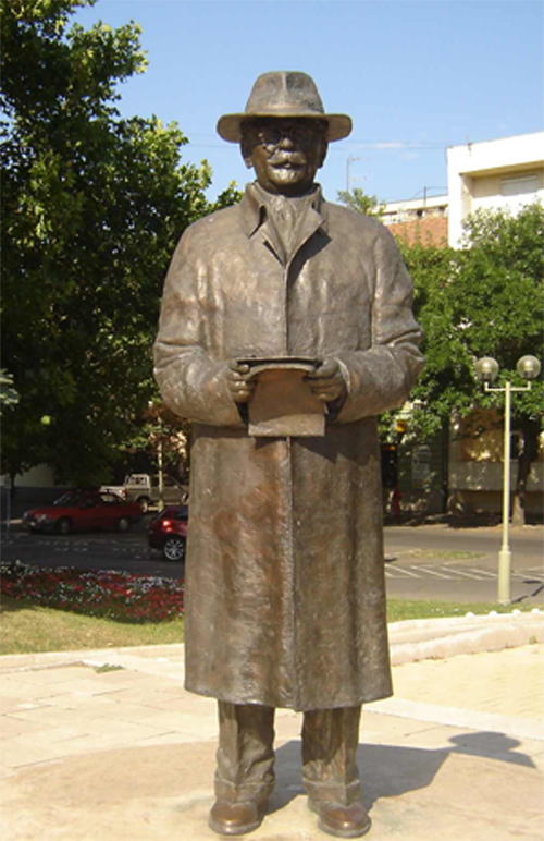 Nagy Imre szobra (Forrás: Szeged Nagy Imre mártírminiszterelnök szobra. Lapis András szobrászművész alkotása 2003-ban . Újfalusi Németh Jenő felvétele 2007 júliusában) (Forrás: Szeged Nagy Imre mártírminiszterelnök szobra. Lapis András szobrászművész alkotása 2003-ban . Újfalusi Németh Jenő felvétele 2007 júliusában)