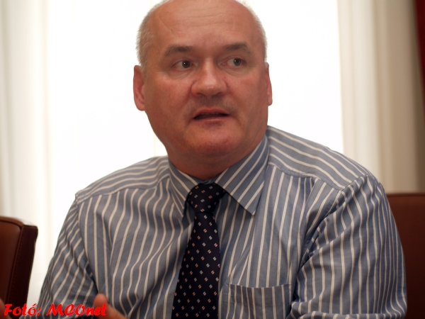  Dr. Hende Csaba