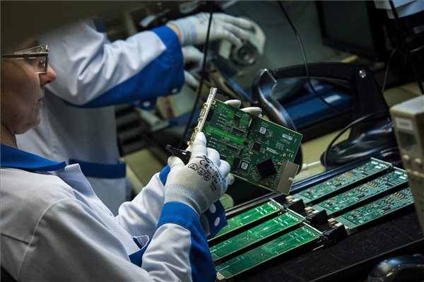 Innovációs központot teremt Debrecenben a National Instruments