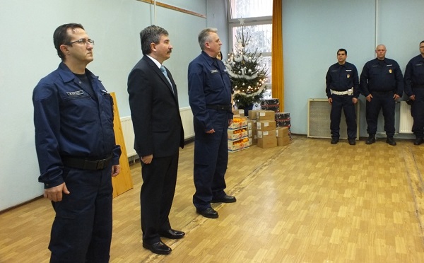 Elismerés az ünnepek alatt dolgozó rendőröknek