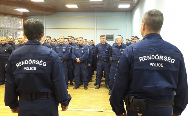 Elismerés az ünnepek alatt dolgozó rendőröknek - forrás: hbmo.hu