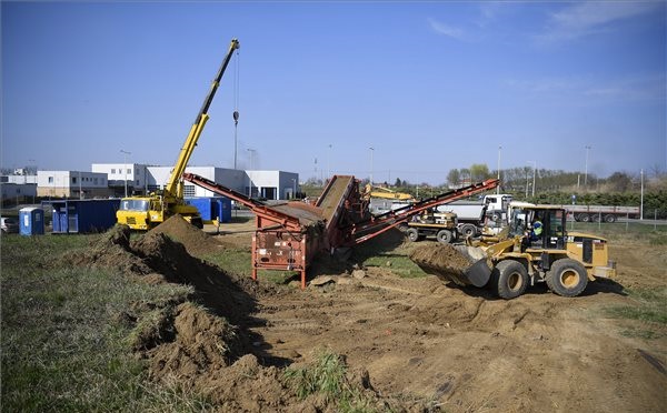 Megkezdődött a két buszgyár közül az első megépítése Debrecenben