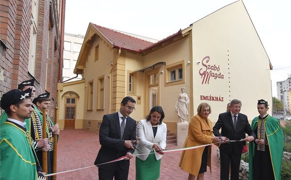 Szabó Magdára emlékeztek Debrecenben