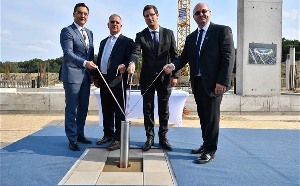 Letették a debreceni nemzetközi iskola alapkövét
