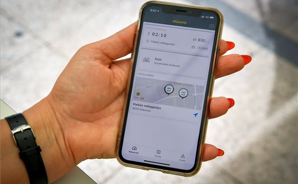 Mobiltelefonos applikáció segítségével lehet parkolni Debrecenben