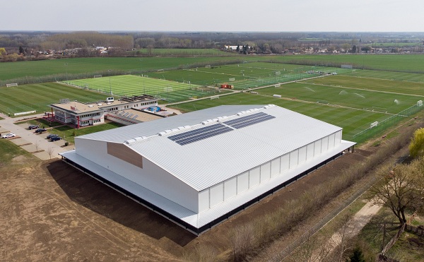 Átadták a Debreceni Labdarúgó Akadémia fedett műfüves pályáját