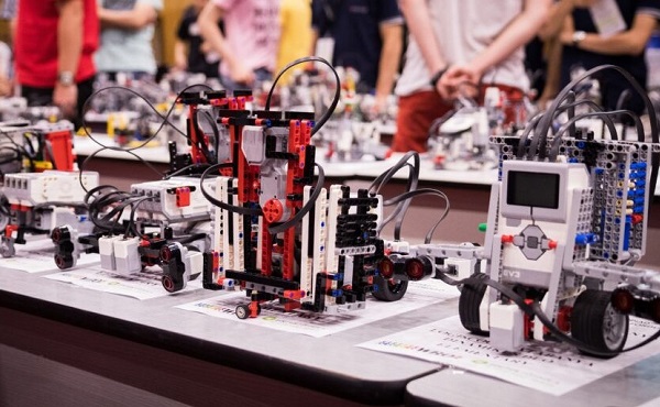 Robotépítő és -programozó eszközöket kaptak a debreceni nemzetközi iskola diákjai