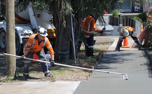 Könnyedén is használhatjuk a kézi betonlehúzót