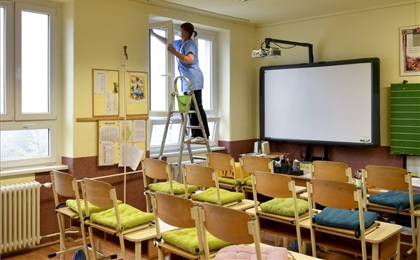 Fertőtlenítés a debreceni Szoboszlói Úti Általános Iskolában