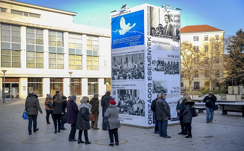 Hatalmas emlékmű-installációt állítottak fel a megyeszékhelyen 