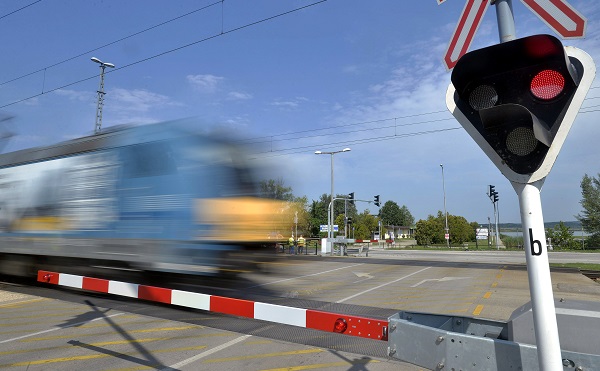 Újra járható a Vértesi úti vasúti átjáró