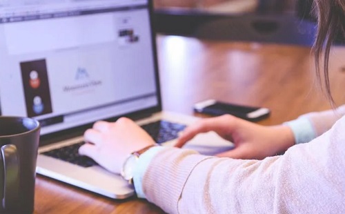 Digitalizáció a tananyagfejlesztésben – a Debreceni Egyetem részvételével