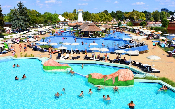 Látogatórekordot ért el júliusban a 95 éves Hungarospa