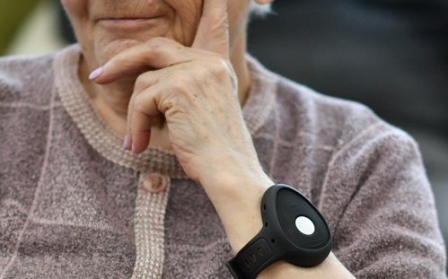 Okosórákkal látják el az időseket Debrecenben